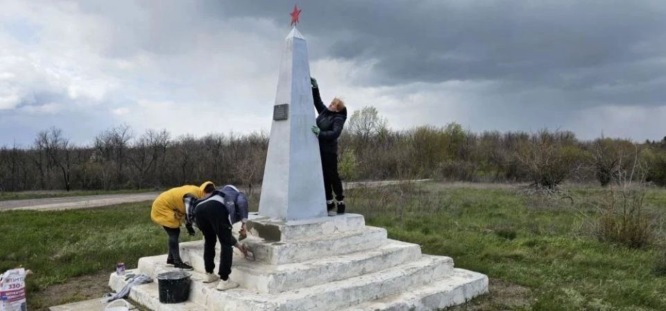 В преддверии празднования Великой победы сотрудники отдела жизнеобеспечения г. Вахрушево, активисты Единой России благоустроили могилу советского воина С.А. Травня, расположенную в пгт В преддверии празднования Великой победы сотрудники отдела жизнеобеспечения г. Вахрушево, активисты Единой России благоустроили могилу советского воина С.А. Травня, расположенную в пгт