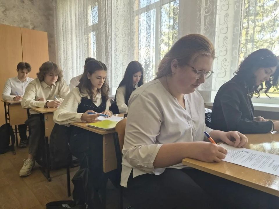 В Лутугинской школе №1 прошёл «Избирательный диктант» для старшеклассников В Лутугинской школе №1 прошёл «Избирательный диктант» для старшеклассников