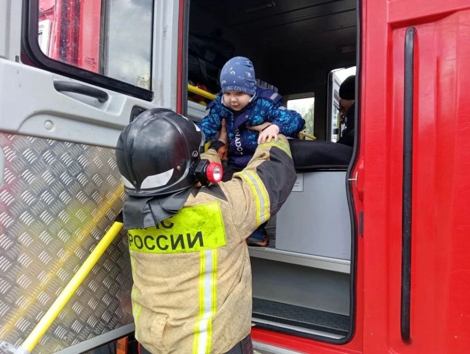 В рамках Дня пожарной охраны России и весенней Недели безопасности воспитанники дошкольного учреждения «Колокольчик» побывали на экскурсии в пожарной части, где их встретил Виталий Чибисов В рамках Дня пожарной охраны России и весенней Недели безопасности воспитанники дошкольного учреждения «Колокольчик» побывали на экскурсии в пожарной части, где их встретил Виталий Чибисов