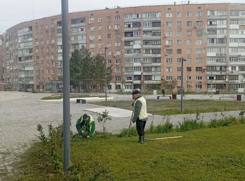 Сотрудники столичного Комбината зелёного хозяйства и благоустройства начали подготовку сквера "Гвоздика" к парковому сезону Сотрудники столичного Комбината зелёного хозяйства и благоустройства начали подготовку сквера "Гвоздика" к парковому сезону