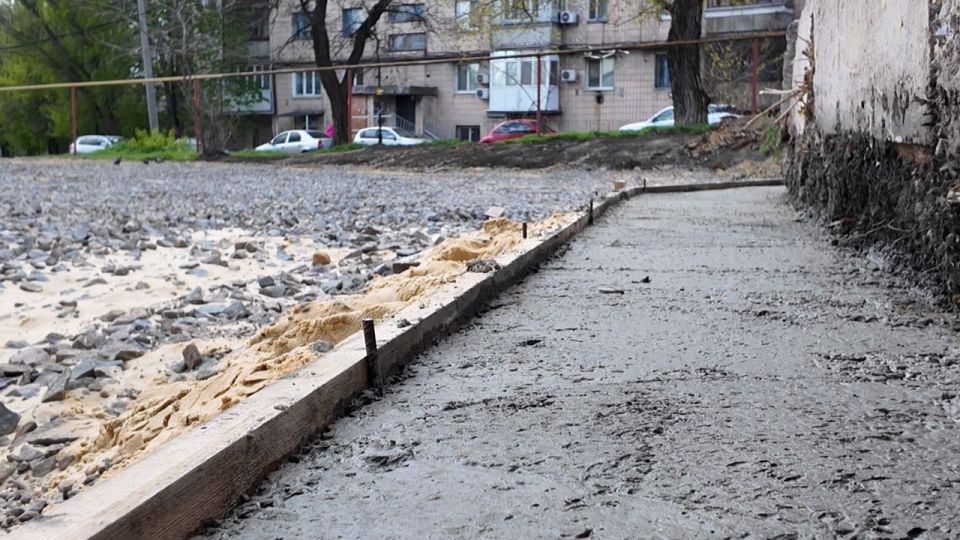 На территории Краснодонского ЗАГСа продолжается благоустройство На территории Краснодонского ЗАГСа продолжается благоустройство