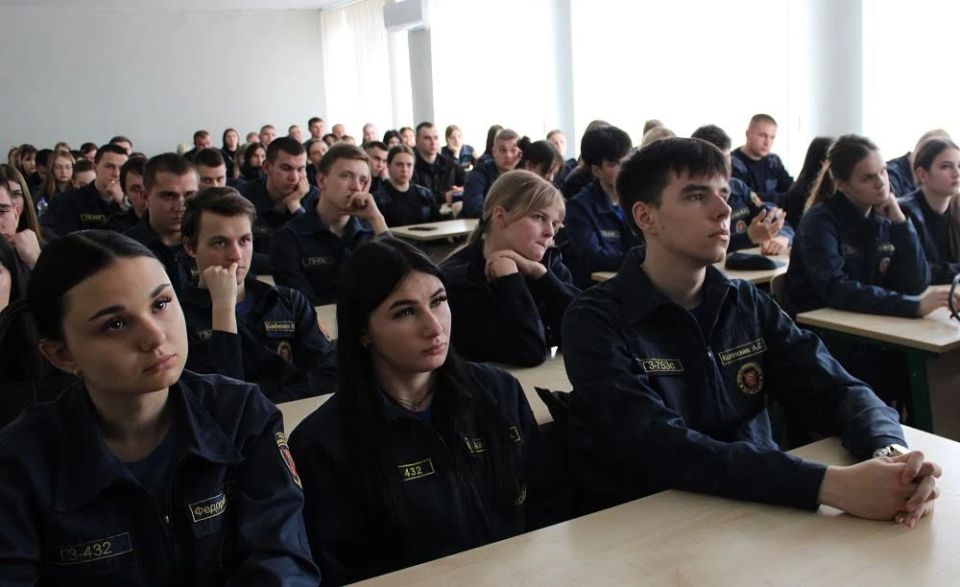 Транспортные полицейские Луганска провели профилактические беседы с молодежью Транспортные полицейские Луганска провели профилактические беседы с молодежью