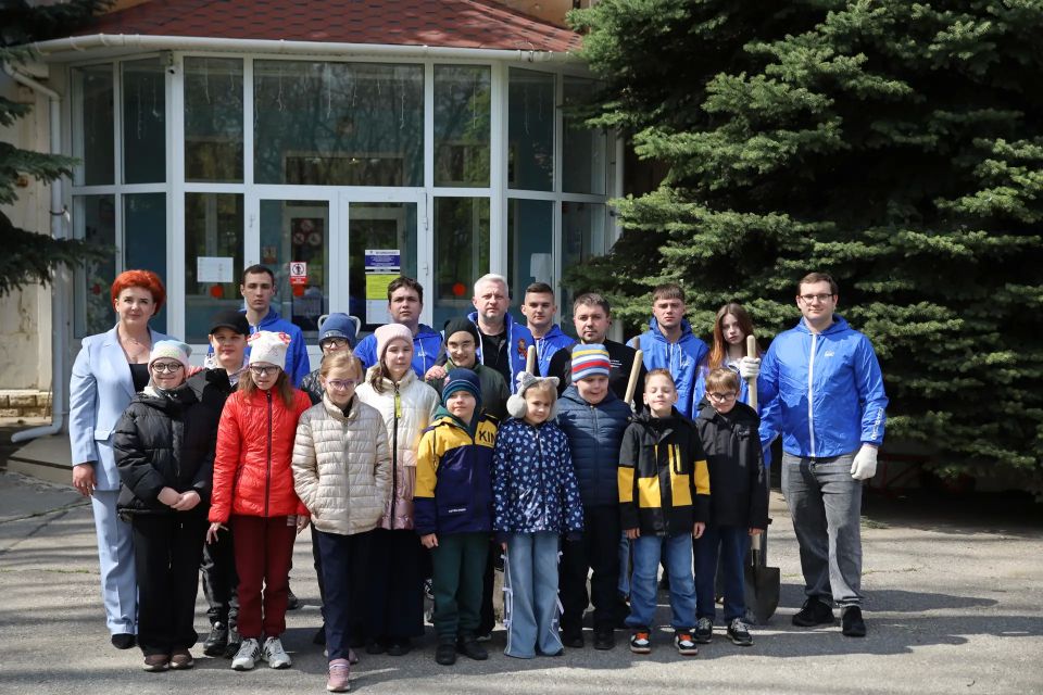 При поддержке «Единой России» в двух школах-интернатах Луганска появились яблоневые сады При поддержке «Единой России» в двух школах-интернатах Луганска появились яблоневые сады