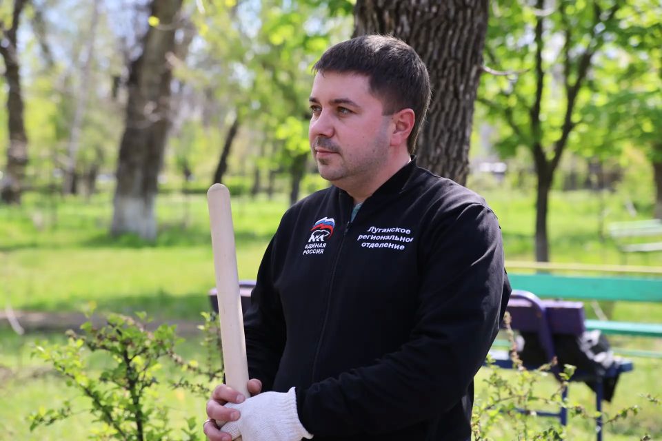 При поддержке «Единой России» в двух школах-интернатах Луганска появились яблоневые сады При поддержке «Единой России» в двух школах-интернатах Луганска появились яблоневые сады