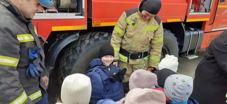 В рамках Дня пожарной охраны России и весенней Недели безопасности воспитанники дошкольного учреждения «Колокольчик» побывали на экскурсии в пожарной части, где их встретил Виталий Чибисов В рамках Дня пожарной охраны России и весенней Недели безопасности воспитанники дошкольного учреждения «Колокольчик» побывали на экскурсии в пожарной части, где их встретил Виталий Чибисов