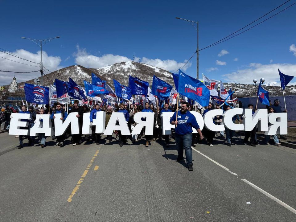 Мир! Труд! Май!. Молодая Гвардия Единой России по всей стране проводит мероприятия в Праздник Весны и Труда Молодогвардейцы поздравили тружеников тыла и ветеранов труда, а также возложили цветы, почтив память героев О том... Мир! Труд! Май!. Молодая Гвардия Единой России по всей стране проводит мероприятия в Праздник Весны и Труда Молодогвардейцы поздравили тружеников тыла и ветеранов труда, а также возложили цветы, почтив память героев О том...