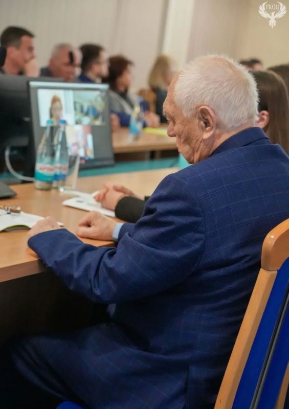 В ЛГУ им. В. Даля 29 апреля прошёл круглый стол на тему «Социально-экономическое развитие региона в современных реалиях на основе научно-исследовательской деятельности учёных» В ЛГУ им. В. Даля 29 апреля прошёл круглый стол на тему «Социально-экономическое развитие региона в современных реалиях на основе научно-исследовательской деятельности учёных»