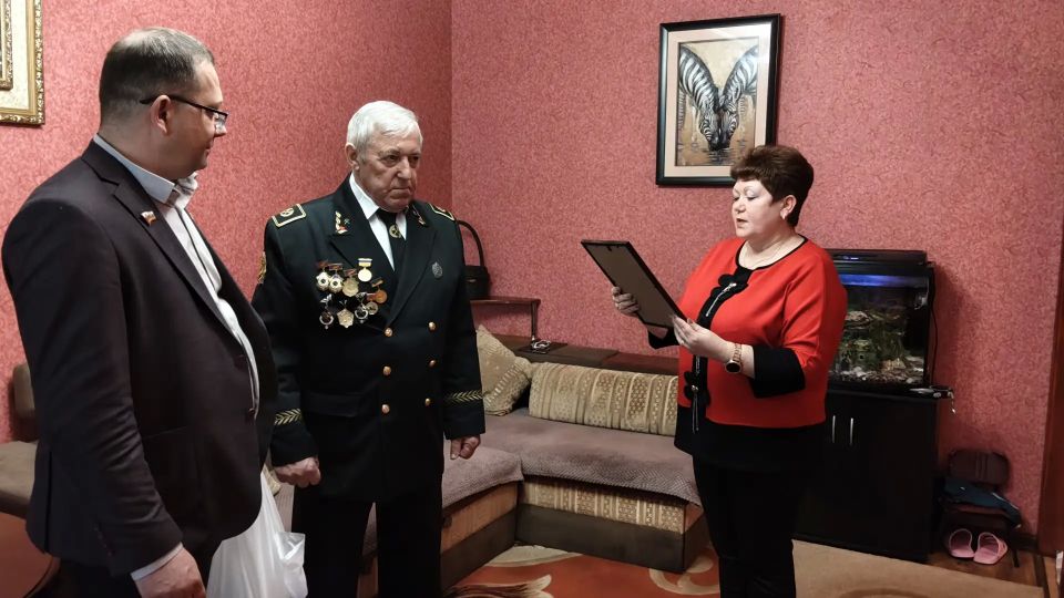 В Молодогвардейске поздравили уважаемых жителей с майскими праздниками В Молодогвардейске поздравили уважаемых жителей с майскими праздниками
