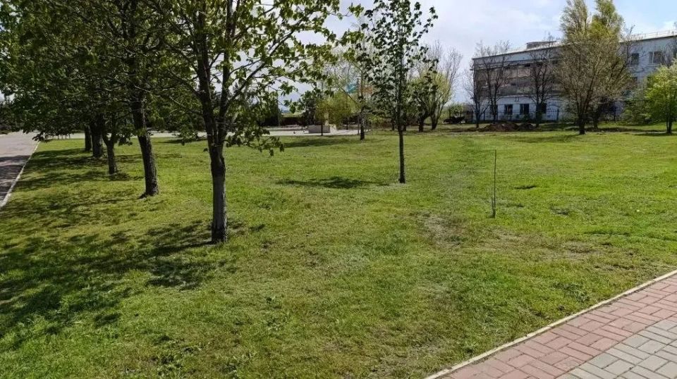 Сотрудники администрации города Первомайска не остались в стороне и привели в порядок к майским праздникам закрепленную территорию у аллеи по улице КИМ - сквер памяти воинам-интернационалистам и Закладной камень на месте... Сотрудники администрации города Первомайска не остались в стороне и привели в порядок к майским праздникам закрепленную территорию у аллеи по улице КИМ - сквер памяти воинам-интернационалистам и Закладной камень на месте...