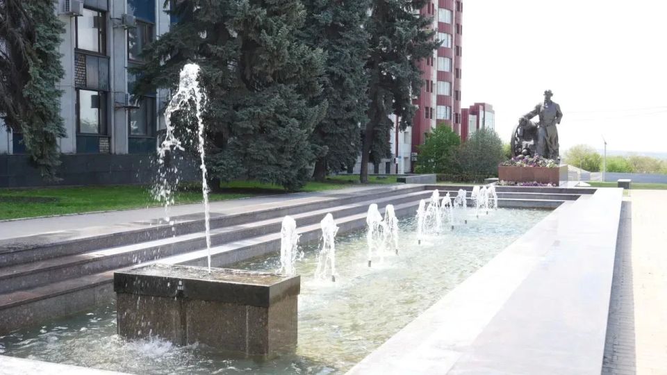 В Луганске с начала мая заработали фонтаны и установили инсталляции из искусственной травы В Луганске с начала мая заработали фонтаны и установили инсталляции из искусственной травы