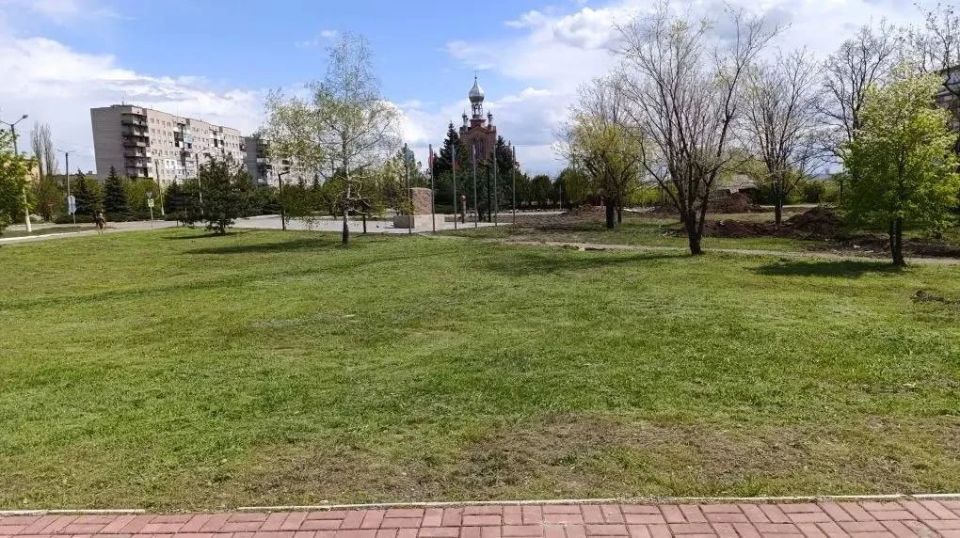 Сотрудники администрации города Первомайска не остались в стороне и привели в порядок к майским праздникам закрепленную территорию у аллеи по улице КИМ - сквер памяти воинам-интернационалистам и Закладной камень на месте... Сотрудники администрации города Первомайска не остались в стороне и привели в порядок к майским праздникам закрепленную территорию у аллеи по улице КИМ - сквер памяти воинам-интернационалистам и Закладной камень на месте...