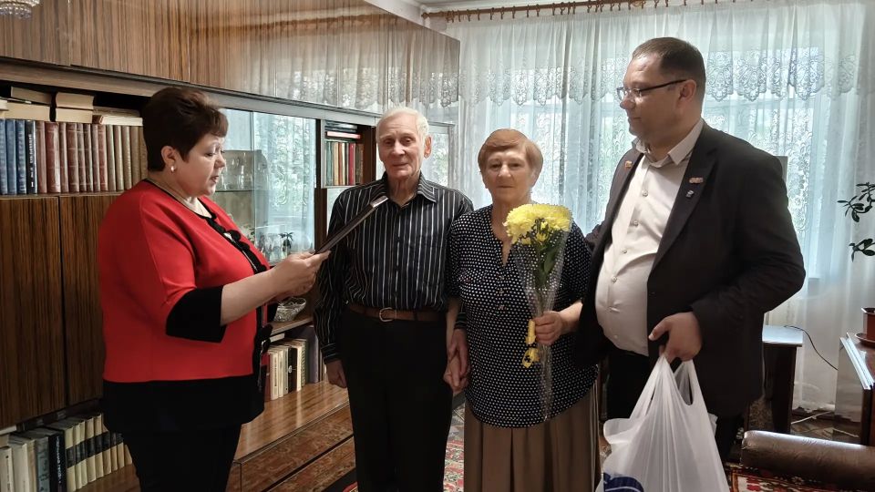 В Молодогвардейске поздравили уважаемых жителей с майскими праздниками В Молодогвардейске поздравили уважаемых жителей с майскими праздниками