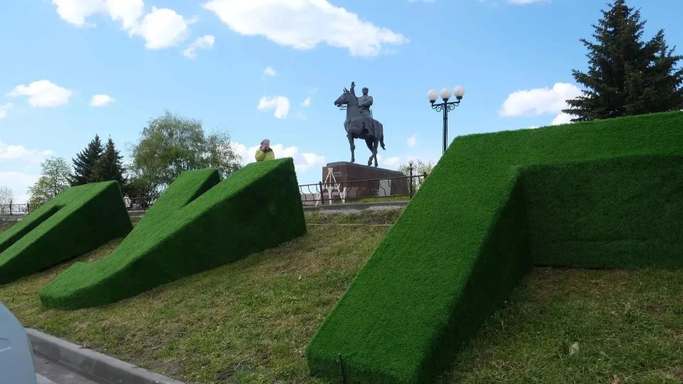В Луганске с начала мая заработали фонтаны и установили инсталляции из искусственной травы В Луганске с начала мая заработали фонтаны и установили инсталляции из искусственной травы