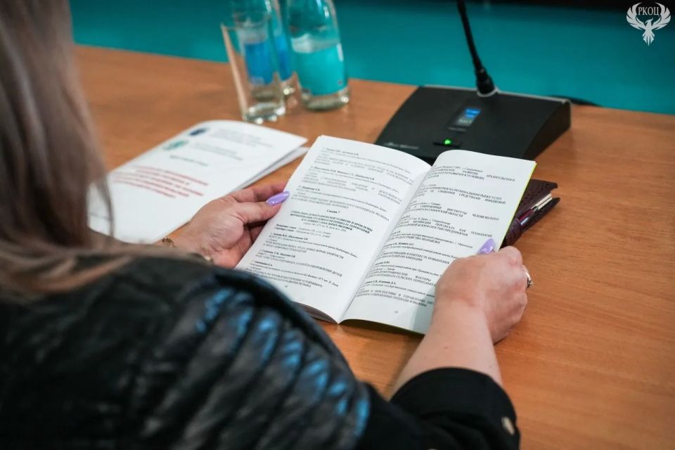 В ЛГУ им. В. Даля 29 апреля прошёл круглый стол на тему «Социально-экономическое развитие региона в современных реалиях на основе научно-исследовательской деятельности учёных» В ЛГУ им. В. Даля 29 апреля прошёл круглый стол на тему «Социально-экономическое развитие региона в современных реалиях на основе научно-исследовательской деятельности учёных»