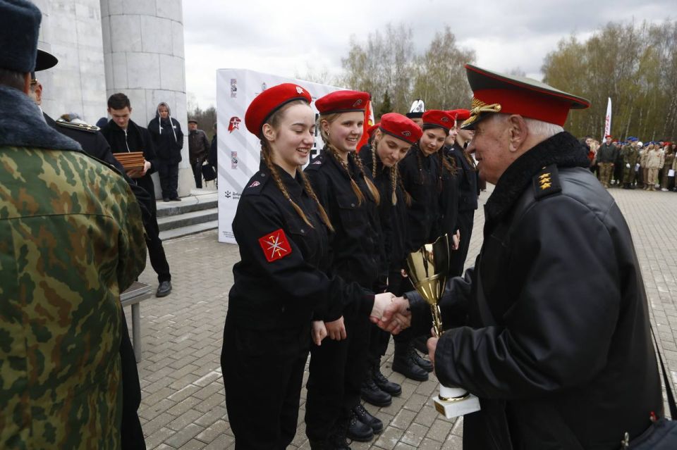 В музее-заповеднике «Горки Ленинские» прошла военно-патриотическая игра «Юнармия, вперёд!» В музее-заповеднике «Горки Ленинские» прошла военно-патриотическая игра «Юнармия, вперёд!»