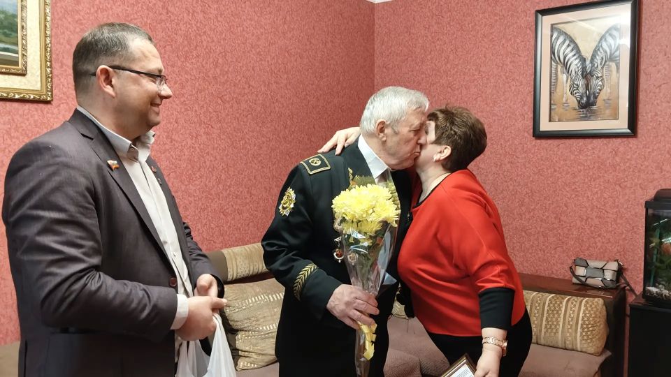 В Молодогвардейске поздравили уважаемых жителей с майскими праздниками В Молодогвардейске поздравили уважаемых жителей с майскими праздниками