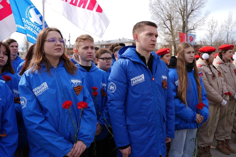 Мир! Труд! Май!. Молодая Гвардия Единой России по всей стране проводит мероприятия в Праздник Весны и Труда Молодогвардейцы поздравили тружеников тыла и ветеранов труда, а также возложили цветы, почтив память героев О том... Мир! Труд! Май!. Молодая Гвардия Единой России по всей стране проводит мероприятия в Праздник Весны и Труда Молодогвардейцы поздравили тружеников тыла и ветеранов труда, а также возложили цветы, почтив память героев О том...