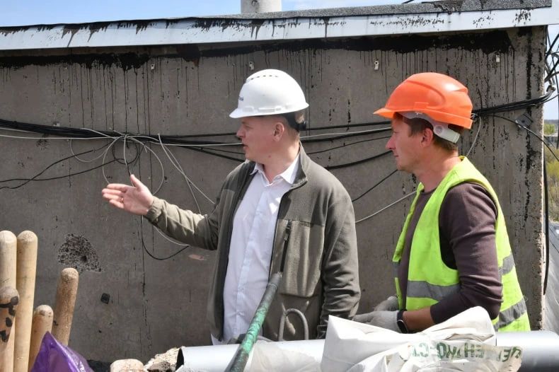Красноярский край продолжает восстанавливать кровли в Свердловском округе: строители приступили к четвертому многоквартирному дому Красноярский край продолжает восстанавливать кровли в Свердловском округе: строители приступили к четвертому многоквартирному дому