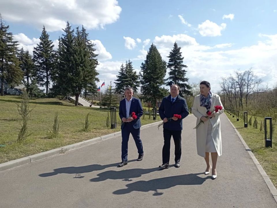 В канун весенних праздников Луганск посетила делегация из Ярославля, которую возглавил мэр города Артём Молчанов В канун весенних праздников Луганск посетила делегация из Ярославля, которую возглавил мэр города Артём Молчанов
