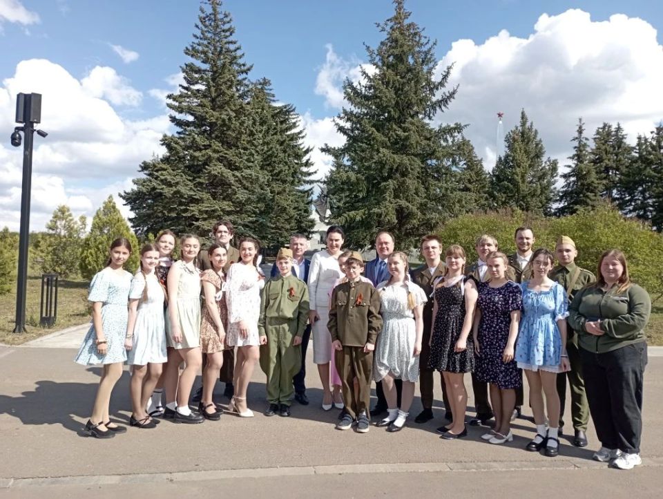 В канун весенних праздников Луганск посетила делегация из Ярославля, которую возглавил мэр города Артём Молчанов В канун весенних праздников Луганск посетила делегация из Ярославля, которую возглавил мэр города Артём Молчанов