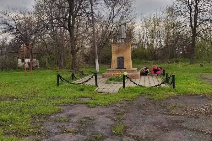 На территории пгт Ленинский прошла череда субботников На территории пгт Ленинский прошла череда субботников