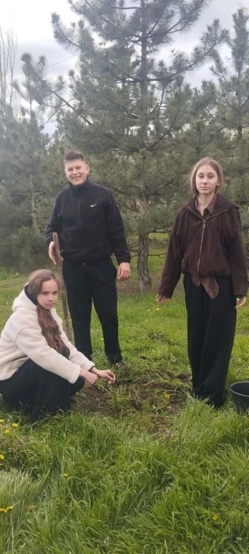 Обучающиеся Вахрушевского учебно-воспитательного комплекса №2 "Берегиня" приняли участие в республиканской акции "Сад памяти" Обучающиеся Вахрушевского учебно-воспитательного комплекса №2 "Берегиня" приняли участие в республиканской акции "Сад памяти"