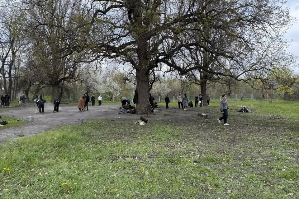 На территории пгт Ленинский прошла череда субботников На территории пгт Ленинский прошла череда субботников