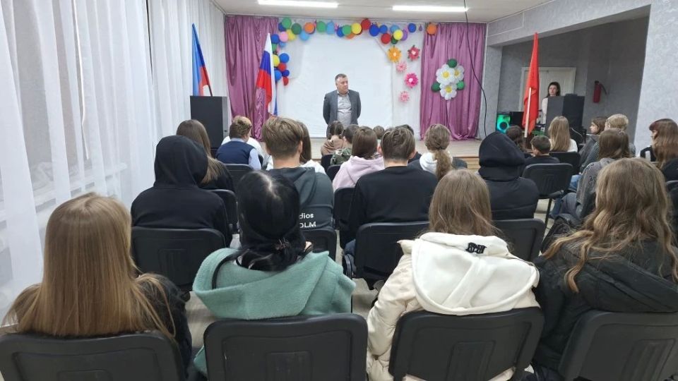 Сотрудники налоговой службы провели урок налоговой грамотности для школьников Сотрудники налоговой службы провели урок налоговой грамотности для школьников