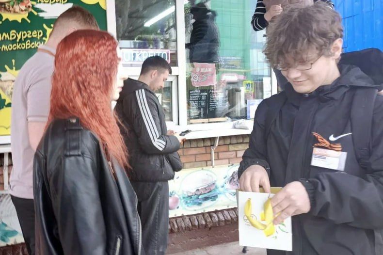 В Свердловске прошла патриотическая акция «Георгиевская лента», в которой приняли активное участие волонтёры Добро.Центра МБУ Центр досуга «Победа» В Свердловске прошла патриотическая акция «Георгиевская лента», в которой приняли активное участие волонтёры Добро.Центра МБУ Центр досуга «Победа»
