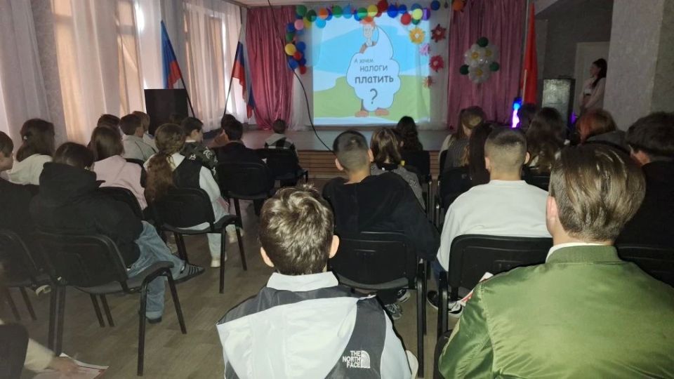 Сотрудники налоговой службы провели урок налоговой грамотности для школьников Сотрудники налоговой службы провели урок налоговой грамотности для школьников