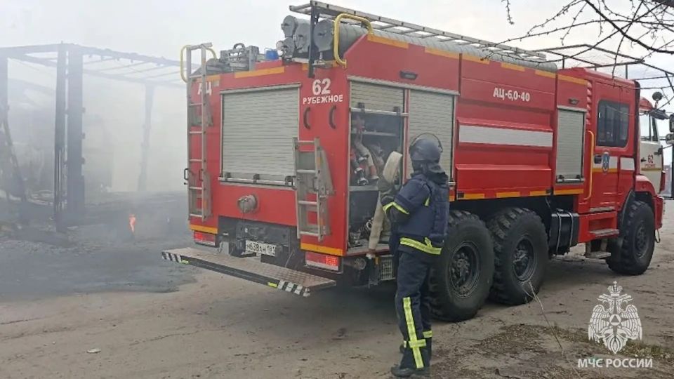В Рубежном ликвидировали крупный пожар после атаки БПЛА В Рубежном ликвидировали крупный пожар после атаки БПЛА