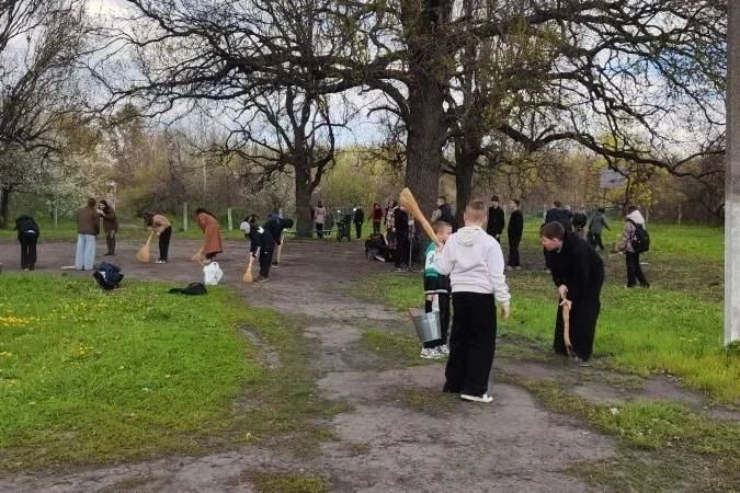 На территории пгт Ленинский прошла череда субботников На территории пгт Ленинский прошла череда субботников