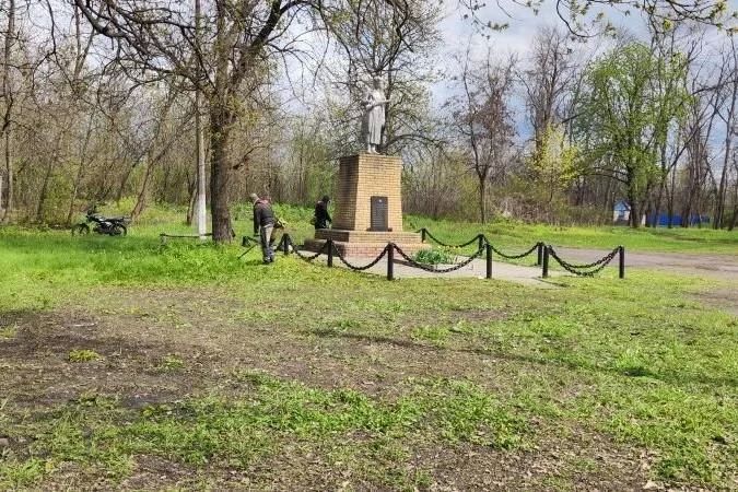 На территории пгт Ленинский прошла череда субботников На территории пгт Ленинский прошла череда субботников