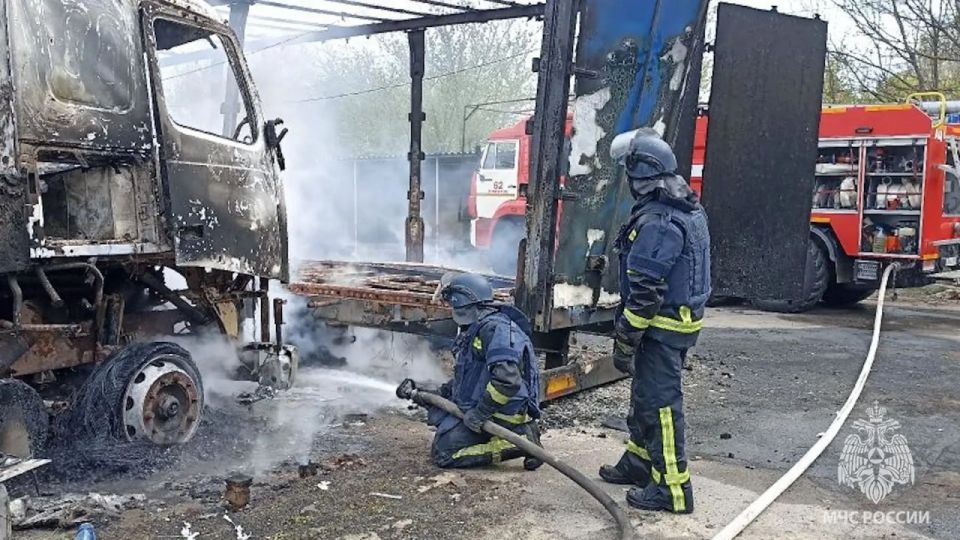 В Рубежном ликвидировали крупный пожар после атаки БПЛА В Рубежном ликвидировали крупный пожар после атаки БПЛА