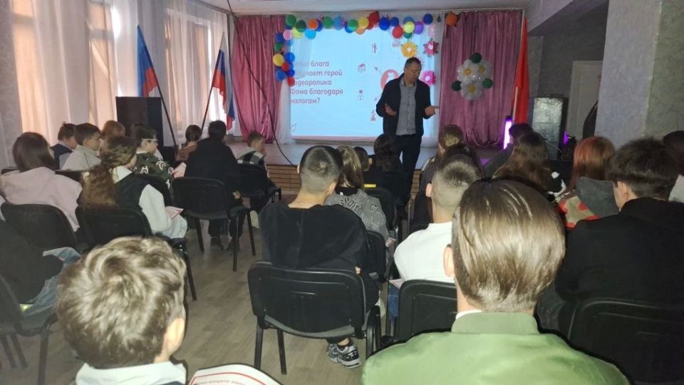 Сотрудники налоговой службы провели урок налоговой грамотности для школьников Сотрудники налоговой службы провели урок налоговой грамотности для школьников