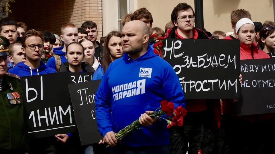 Антон Демидов: 12 лет назад Киевский режим показал свое настоящее лицо — 48 человек были зверски убиты в Доме Профсоюзов Антон Демидов: 12 лет назад Киевский режим показал свое настоящее лицо — 48 человек были зверски убиты в Доме Профсоюзов