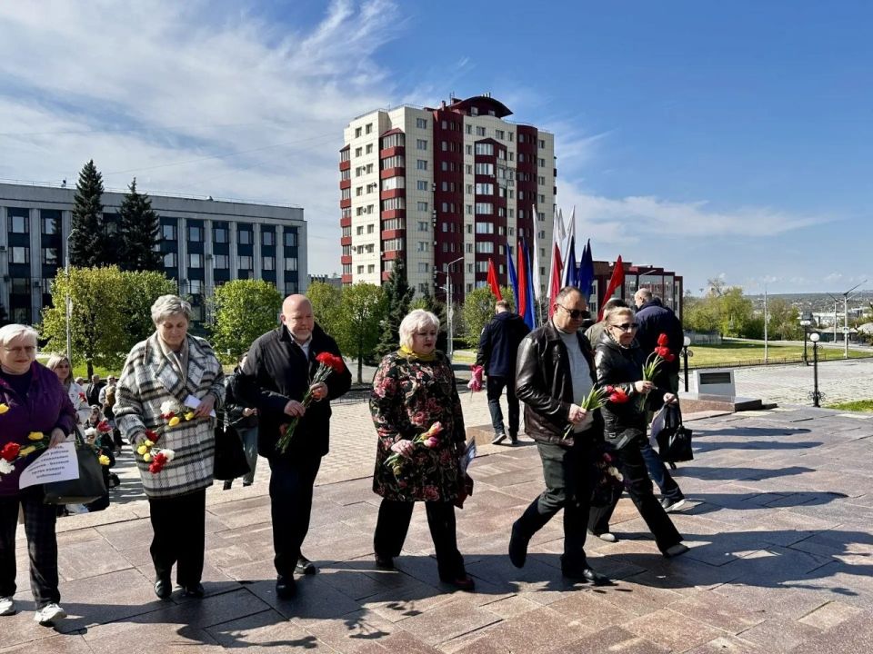 «Вместе – к новым вершинам!»: В Луганске прошёл праздничный митинг, посвящённый Дню Весны и Труда «Вместе – к новым вершинам!»: В Луганске прошёл праздничный митинг, посвящённый Дню Весны и Труда