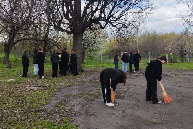 На территории пгт Ленинский прошла череда субботников На территории пгт Ленинский прошла череда субботников