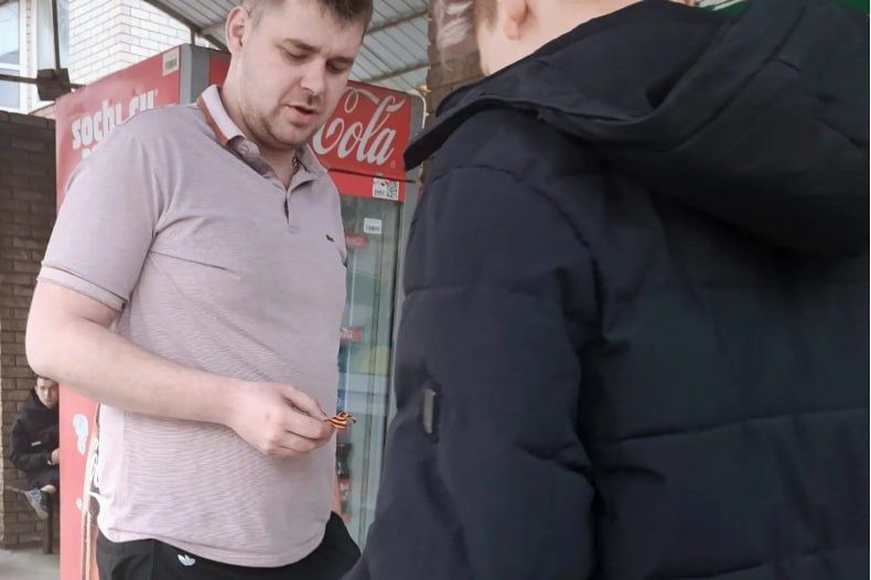 В Свердловске прошла патриотическая акция «Георгиевская лента», в которой приняли активное участие волонтёры Добро.Центра МБУ Центр досуга «Победа» В Свердловске прошла патриотическая акция «Георгиевская лента», в которой приняли активное участие волонтёры Добро.Центра МБУ Центр досуга «Победа»