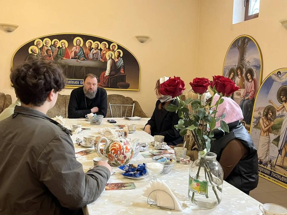 Протоиерей Димитрий Кузнецов, председатель Миссионерского отдела Луганской Епархии и клирик подворья в честь Всех Святых Вознесенского мужского монастыря, провел для активистов Молодежной организации ЛДПР ЛНР интересную... Протоиерей Димитрий Кузнецов, председатель Миссионерского отдела Луганской Епархии и клирик подворья в честь Всех Святых Вознесенского мужского монастыря, провел для активистов Молодежной организации ЛДПР ЛНР интересную...