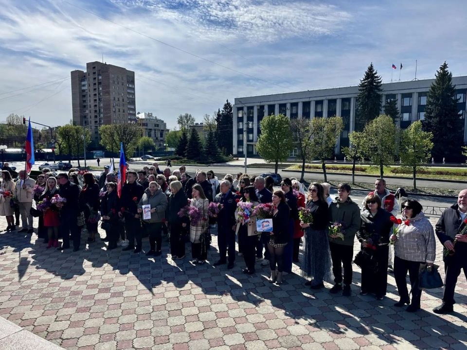 «Вместе – к новым вершинам!»: В Луганске прошёл праздничный митинг, посвящённый Дню Весны и Труда «Вместе – к новым вершинам!»: В Луганске прошёл праздничный митинг, посвящённый Дню Весны и Труда