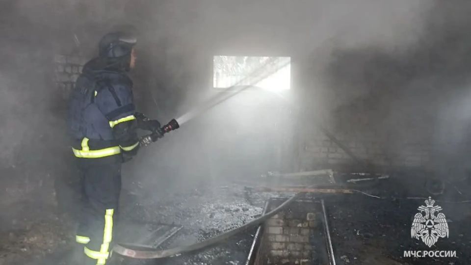 В Рубежном ликвидировали крупный пожар после атаки БПЛА В Рубежном ликвидировали крупный пожар после атаки БПЛА
