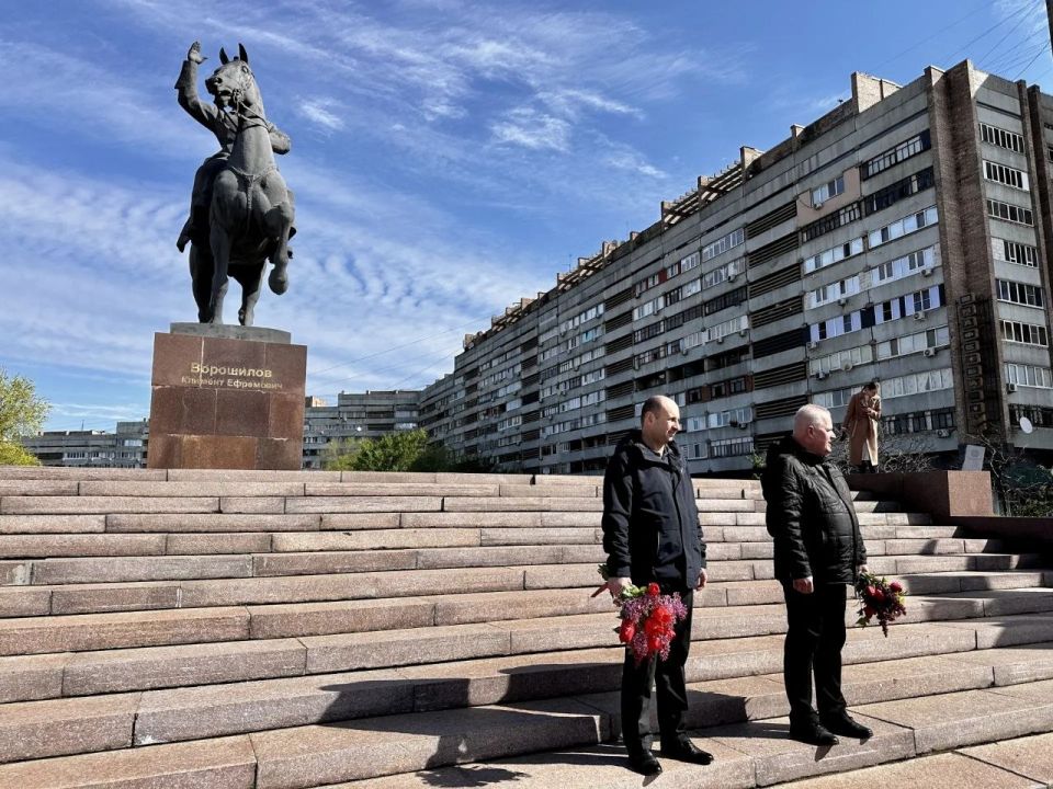 «Вместе – к новым вершинам!»: В Луганске прошёл праздничный митинг, посвящённый Дню Весны и Труда «Вместе – к новым вершинам!»: В Луганске прошёл праздничный митинг, посвящённый Дню Весны и Труда