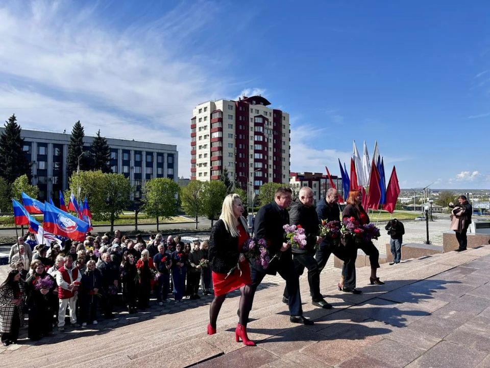 «Вместе – к новым вершинам!»: В Луганске прошёл праздничный митинг, посвящённый Дню Весны и Труда «Вместе – к новым вершинам!»: В Луганске прошёл праздничный митинг, посвящённый Дню Весны и Труда