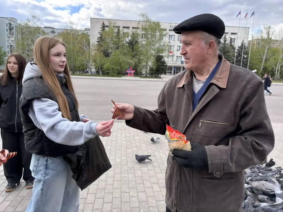 Молодежный совет города Кировска продолжает принимать участие во Всероссийской акции «Георгиевская лента» Молодежный совет города Кировска продолжает принимать участие во Всероссийской акции «Георгиевская лента»