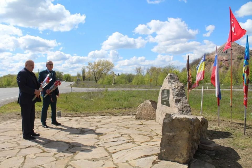 Сегодня, в День ополченца в Кировске состоялось возложение цветов Сегодня, в День ополченца в Кировске состоялось возложение цветов