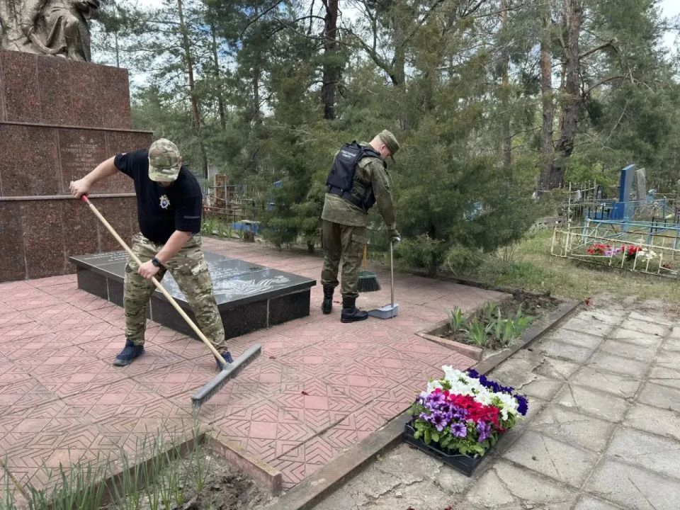 В ЛНР военные следователи почтили память освободителей Донбасса В ЛНР военные следователи почтили память освободителей Донбасса
