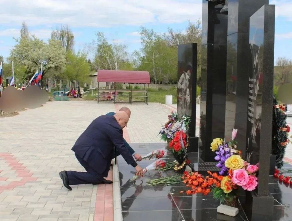 Сегодня, в День ополченца в Кировске состоялось возложение цветов Сегодня, в День ополченца в Кировске состоялось возложение цветов