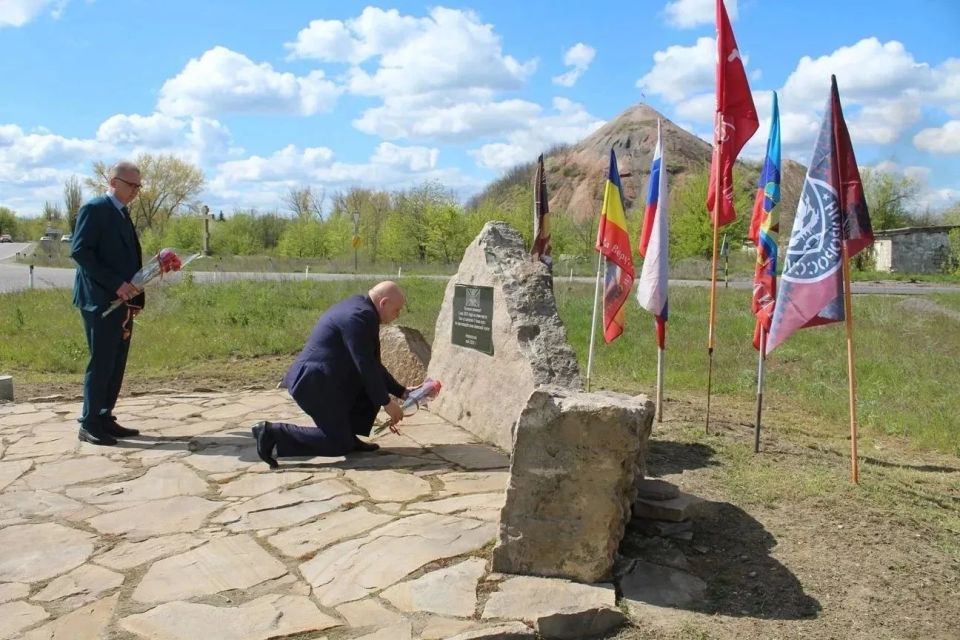 Сегодня, в День ополченца в Кировске состоялось возложение цветов Сегодня, в День ополченца в Кировске состоялось возложение цветов