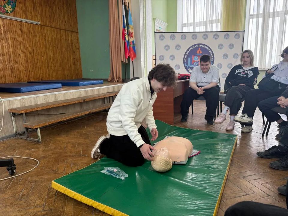 Учеников полицейского класса столичной школы № 5 научили оказывать первую помощь Учеников полицейского класса столичной школы № 5 научили оказывать первую помощь